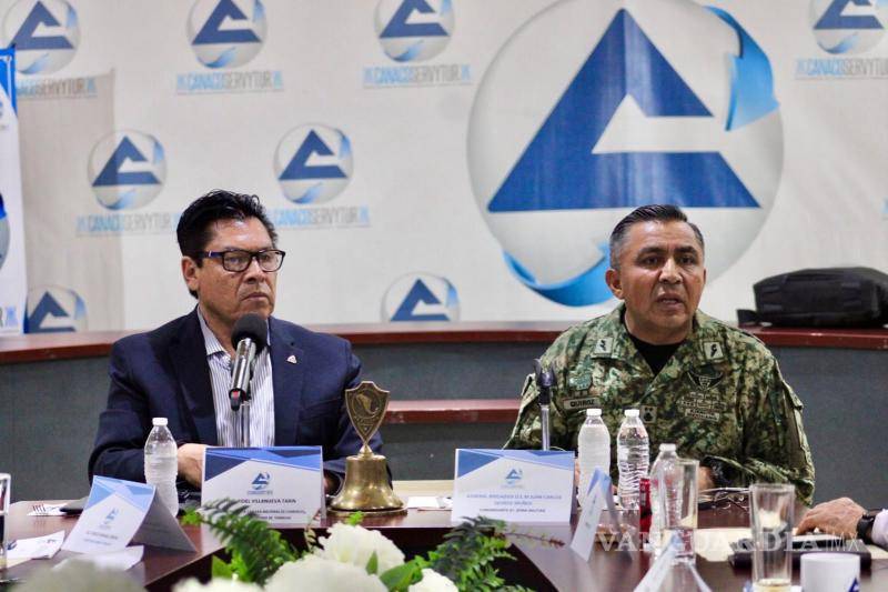 $!El General Brigadier D.E.M. Juan Carlos Quiroz Muñoz presentó ante empresarios de CANACO Torreón los resultados de la estrategia de seguridad implementada en la región.