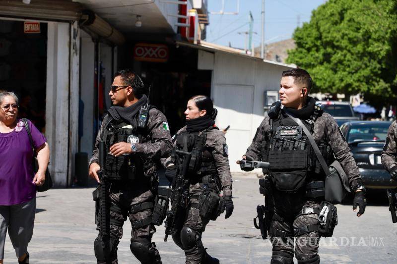 $!Elementos del GRT acompañan al director en su recorrido por calles del centro de Torreón.