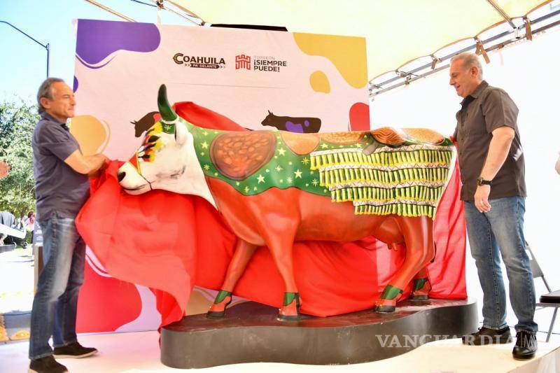 $!La exposición del Cow Parade México 2024 incluye 50 vacas decoradas con temáticas mexicanas y deportivas, celebrando el aniversario de Grupo Lala.