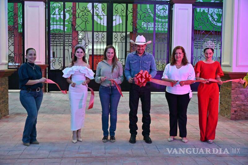 $!La princesa Sofía Villaseñor, junto a autoridades, corta el listón inaugural de la remodelación.