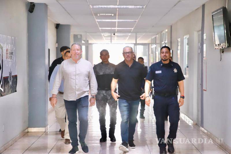 $!James Tobin (izq) y el equipo lagunero, durante su visita al centro de monitoreo.