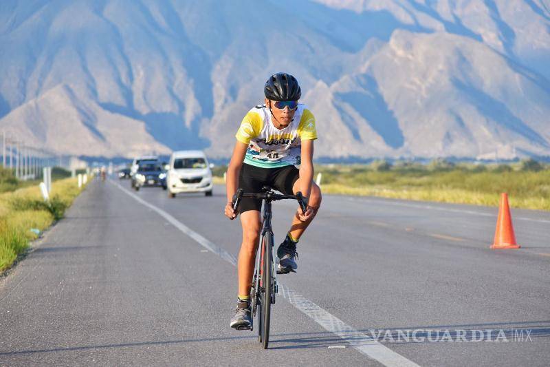 $!Jóvenes ciclistas recorren las calles principales durante la primera fase del triatlón.