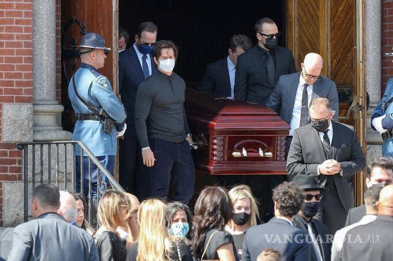 $!Mark Wahlberg le da el último adiós a su mamá, quien falleció a los 78 años