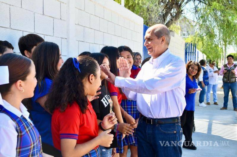 $!Los directivos y alumnos agradecieron al alcalde Mario Dávila que haya apoyado su petición.