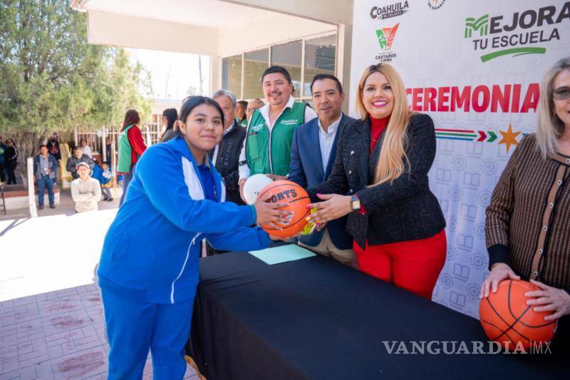 $!Alumnado recibe material deportivo tras la ceremonia oficial del Día de la Bandera.