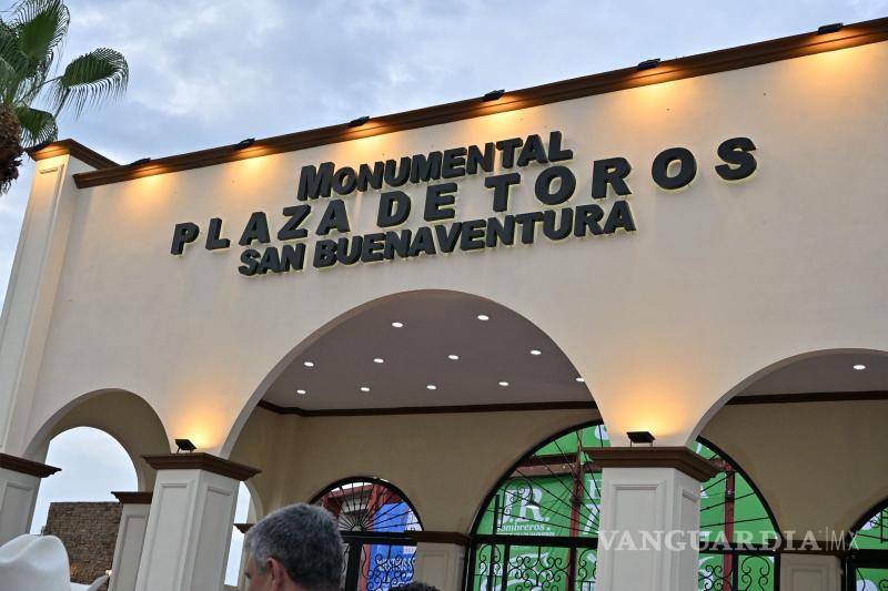 $!La nueva fachada de la Plaza de Toros brilla bajo el sol previo al inicio de la feria.