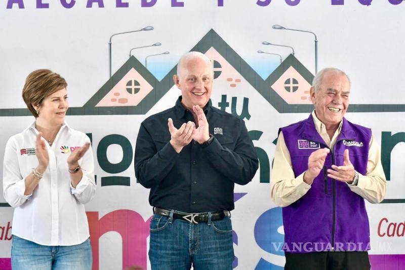 $!Román Cepeda, acompañado de Selina Bremer, saludó a vecinos durante la entrega.