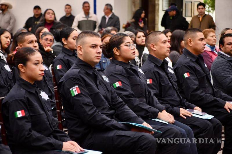 $!Los nuevos elementos policiales durante la ceremonia de graduación en el Museo Coahuila y Texas.