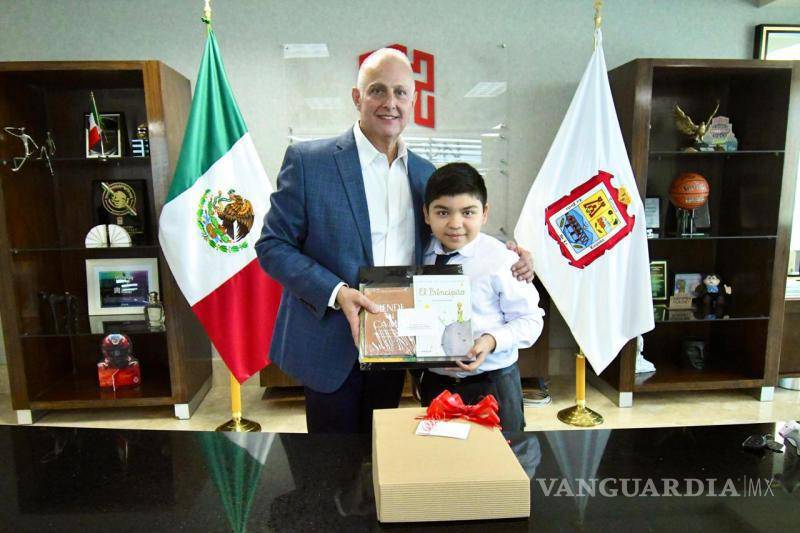 $!A los integrantes del Cabildo infantil, el Alcalde les entregó un obsequio.