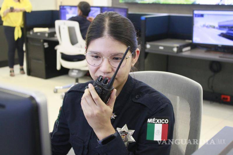 $!Angélica Aurora trabaja en el C2 como radio operadora, y apoya a los oficiales vía remota.