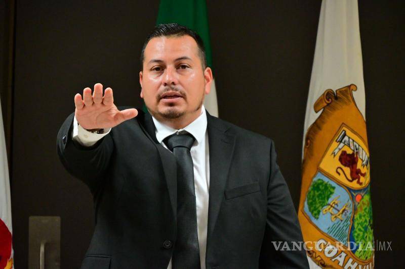 $!Flores Rodríguez rindió protesta acompañado de su familia, ediles y funcionarios municipales.