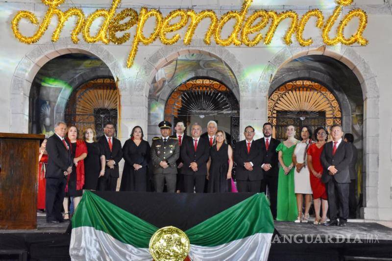 $!Autoridades municipales encabezaron la ceremonia cívica en la plaza principal.