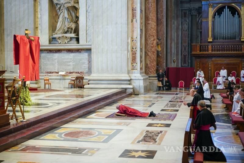 $!Coronavirus: El papa se postra en el suelo de la Basílica de San Pedro en una ceremonia casi vacía por el COVID-19
