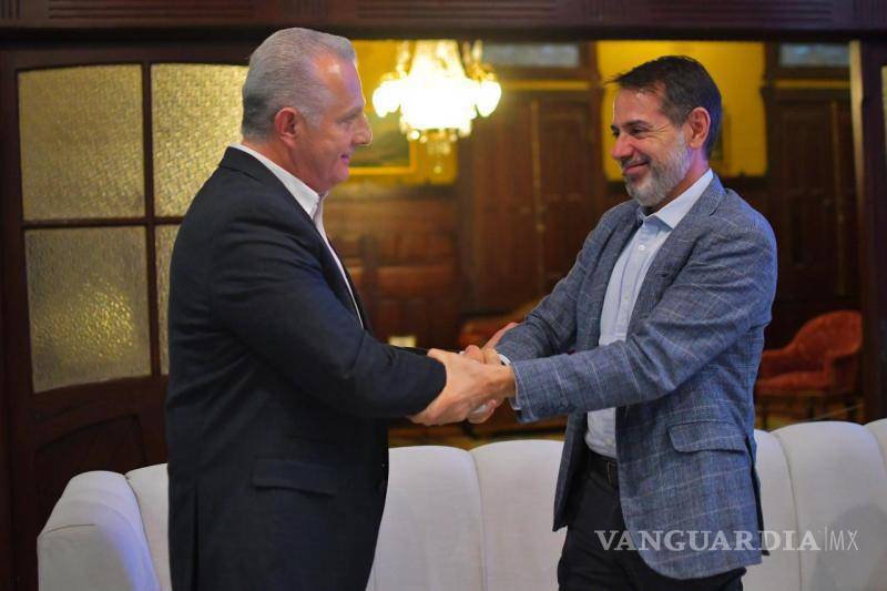 $!Con un saludo fraterno recibió Román Cepeda al embajador español.