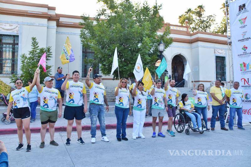 $!Participantes del triatlón arrancan la competencia con entusiasmo frente a la Presidencia Municipal.