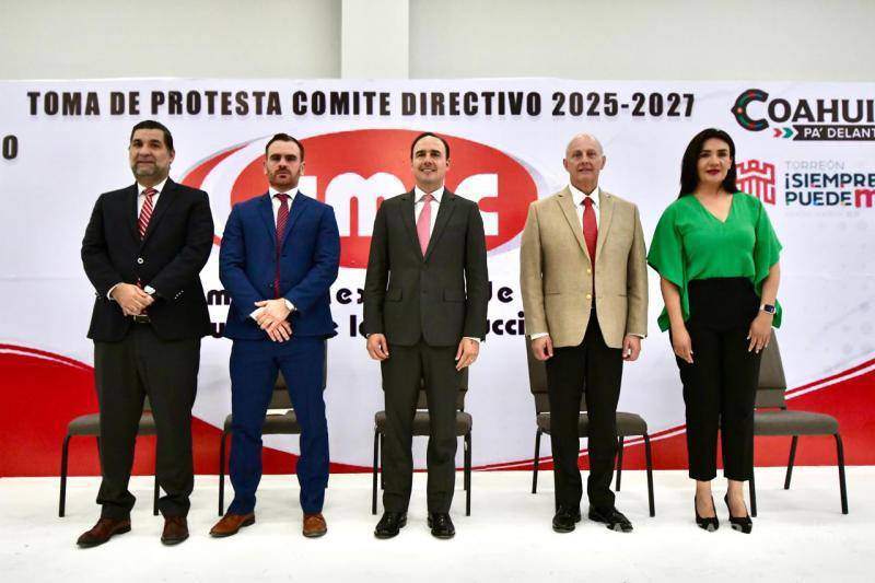 $!En acto solemne se oficializó que una nueva directiva tomará el mando de la CMIC.