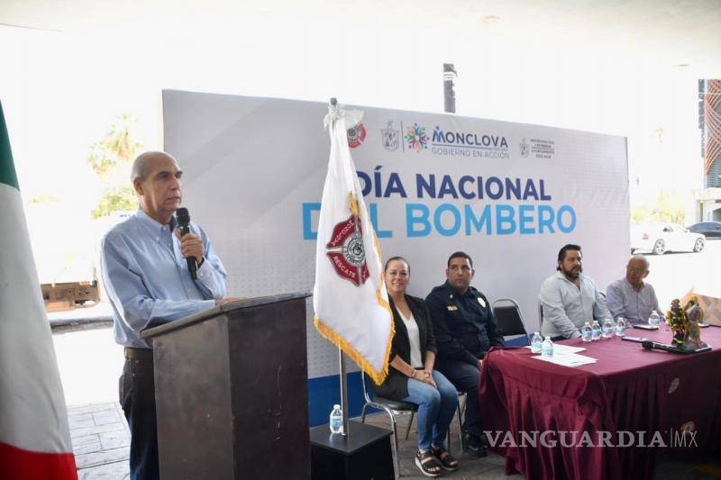 $!Mario Dávila reconoció el trabajo que a lo largo de 46 años han desarrollado los bomberos de Monclova.