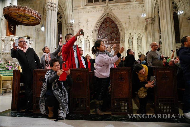$!Mexicanos cantan las mañanitas a la Guadalupana en catedral de Nueva York