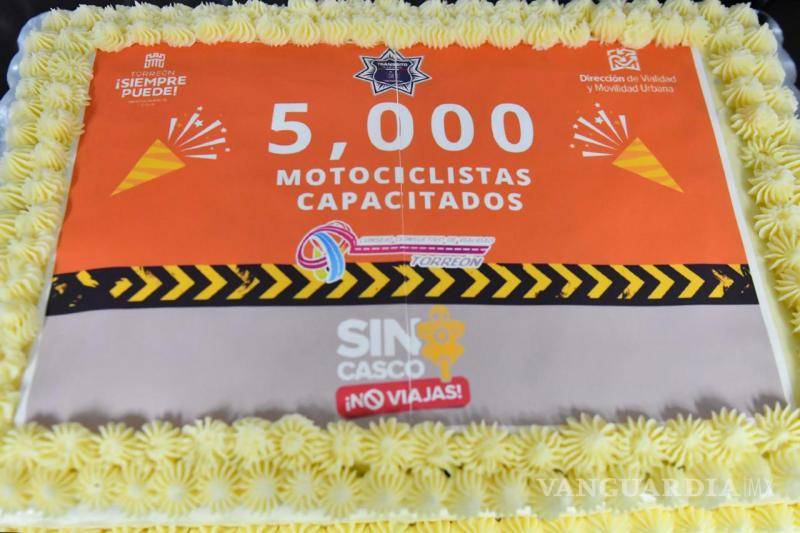 $!Para celebrar el logro, el grupo partió un pastel.