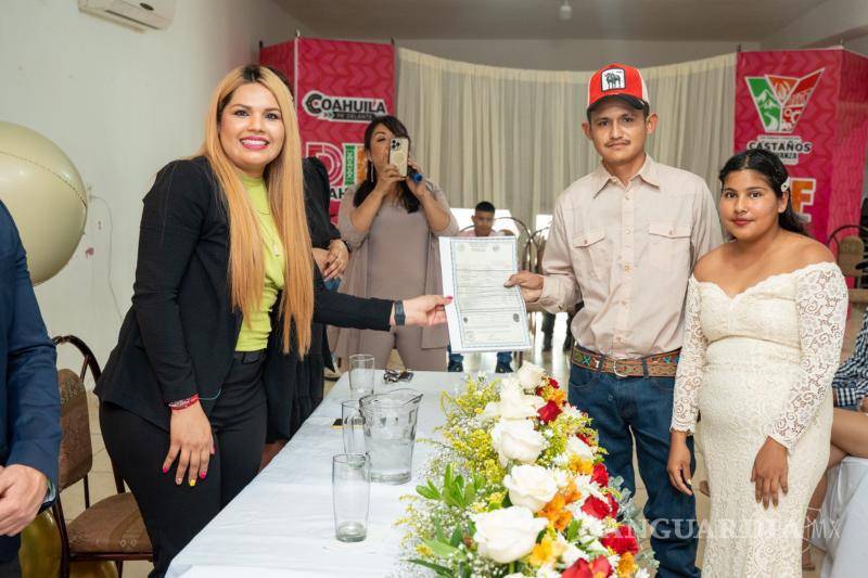 $!La alcaldesa Yesica Sifuentes felicita a los recién casados tras la firma del acta.