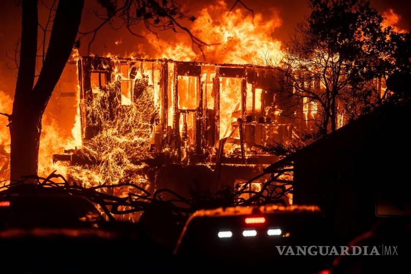 $!Vientos dan vida a incendio en california