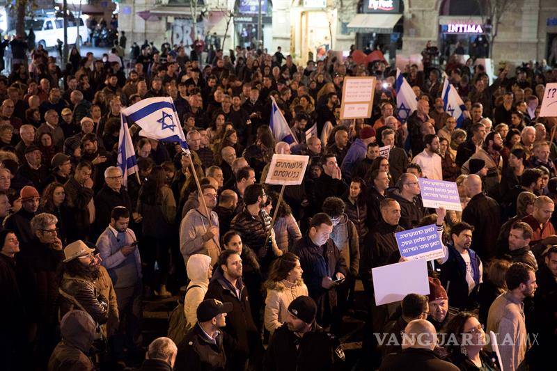 $!Miles de israelíes de izquierda y derecha protestan contra la corrupción
