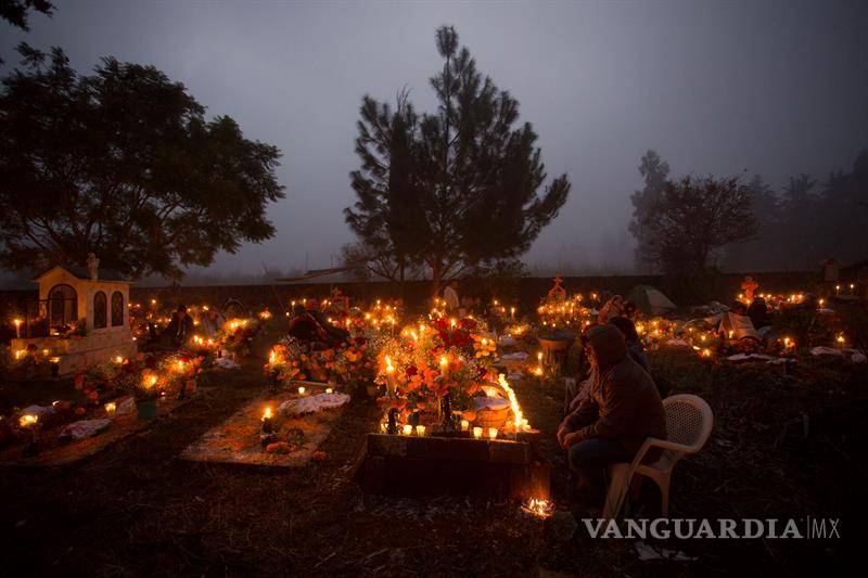 $!Mexicanos pasan la noche entre tumbas para reencontrarse con sus seres amados