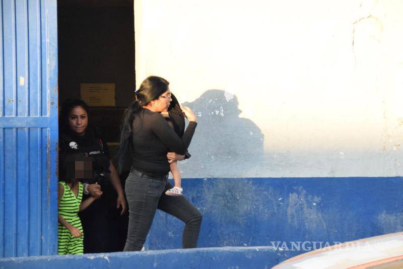 $!fue tanto el coraje que les ocasionó a los vecinos tras ver el daño que les había causado, que ellos mismos trataron de linchar a la madre.