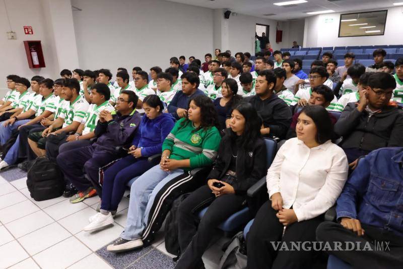 $!La UTC invirtió 195 mil pesos en nuevos uniformes para su equipo de futbol americano, así como para instrumentos de su Banda de Guerra.