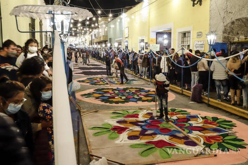 $!Una alfombra de aserrín de 3.932 metros rompió este lunes el récord Guinness del tapete más largo del mundo de este tipo en Huamantla.