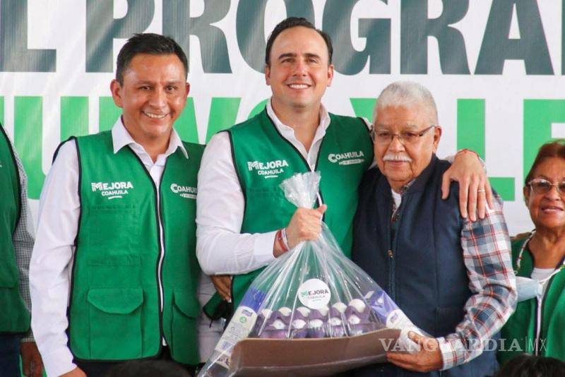 $!Ciudadanos reciben apoyos alimentarios en un evento encabezado por el gobernador.