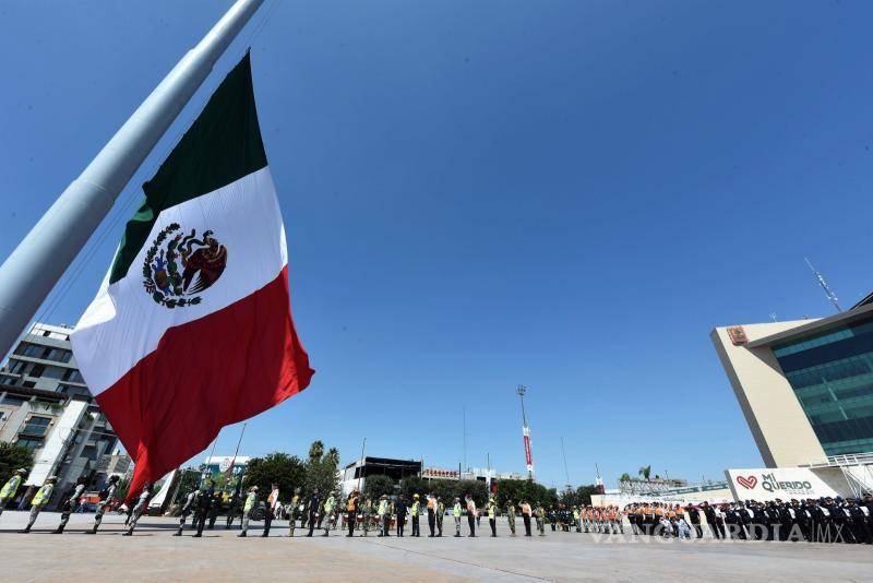 $!Se realizó un acto cívico de izamiento de bandera a media asta en conmemoración de las víctimas de los sismos de 1985 y 2017.