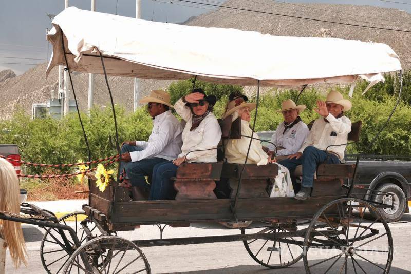 $!La Cabalgata Tradicional recorrió cinco municipios antes de arribar a Cuatro Ciénegas, donde fue recibida como parte de la Feria de la Uva 2026.