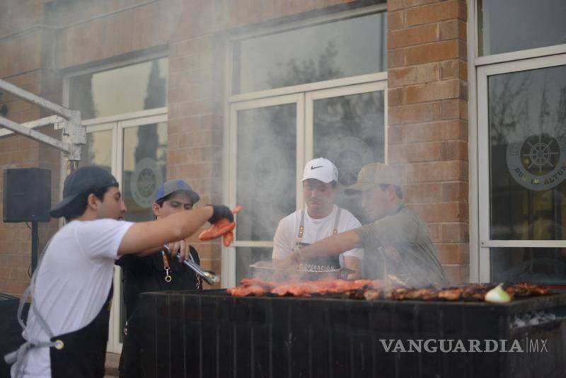 $!Jóvenes y adultos participaron en la preparación y distribución de alimentos.