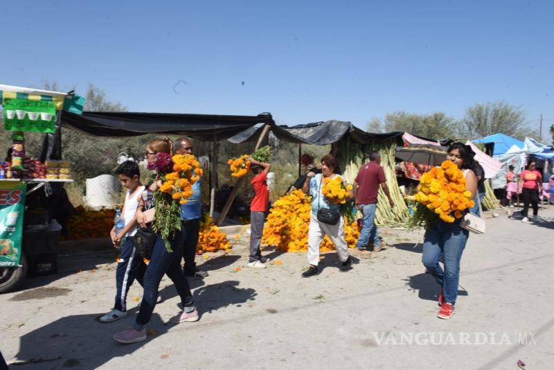 $!A lo largo del día se reportó un alto flujo de visitantes en los panteones.