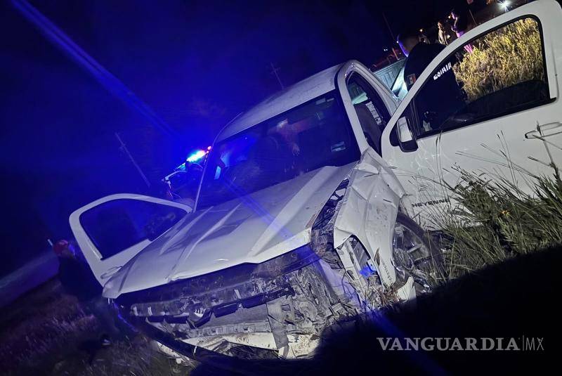 $!Las maniobras de rescate se prolongaron por cerca de 30 minutos debido a que la cabina quedó completamente deformada tras el impacto.