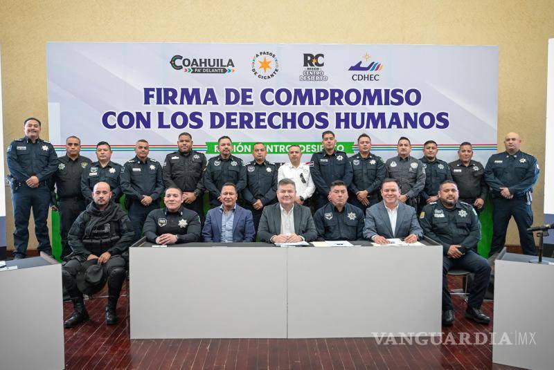 $!Autoridades estatales y municipales reunidas en la Universidad Autónoma de Coahuila.