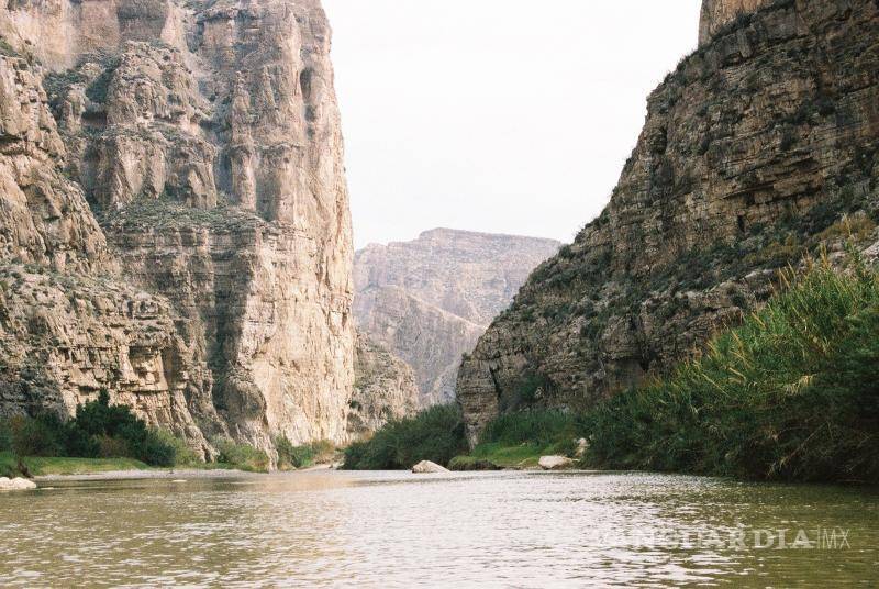 $!Ricardo Valdés, guía turístico certificado, destaca los paisajes impresionantes y desafíos naturales del recorrido por el Río Bravo.