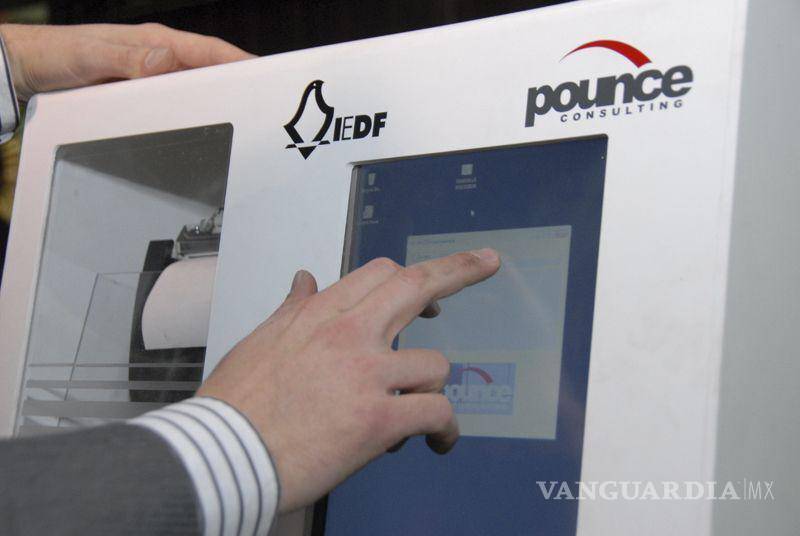 $!En 2011, el Instituto Electoral del Distrito Federal recibió seis unidades del prototipo industrial de votación electrónica por parte de la empresa Pounce Consulting. F
