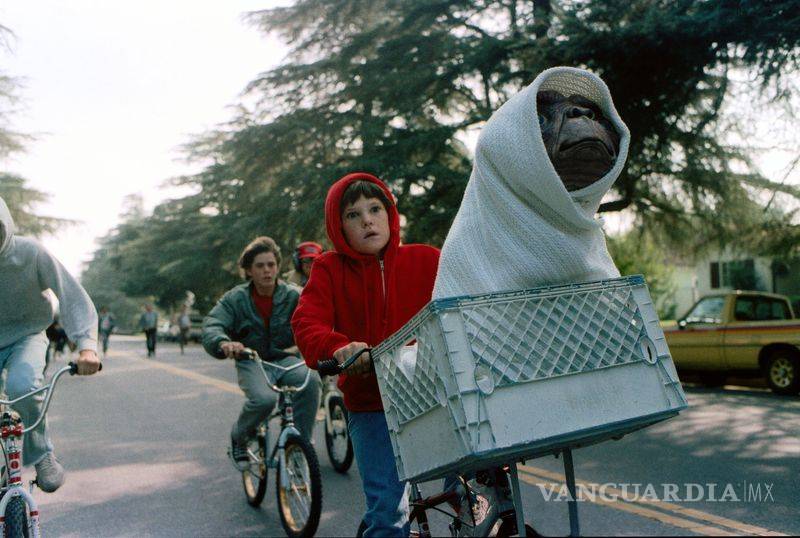 $!Arrestan al actor de &quot;E.T. el extraterrestre&quot; por borracho; iba en auto, no en bici