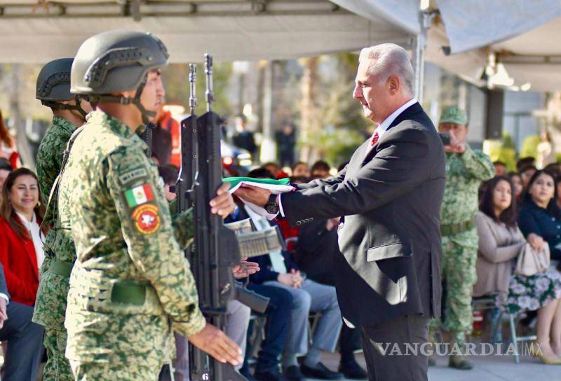 $!El alcalde de Torreón estuvo acompañado de autoridades militares, gubernamentales y educativas.