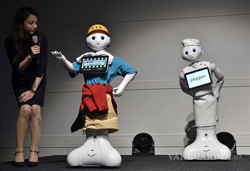 $!Robot Pepper se sube a la pasarela en Tokio con sus nuevos uniformes