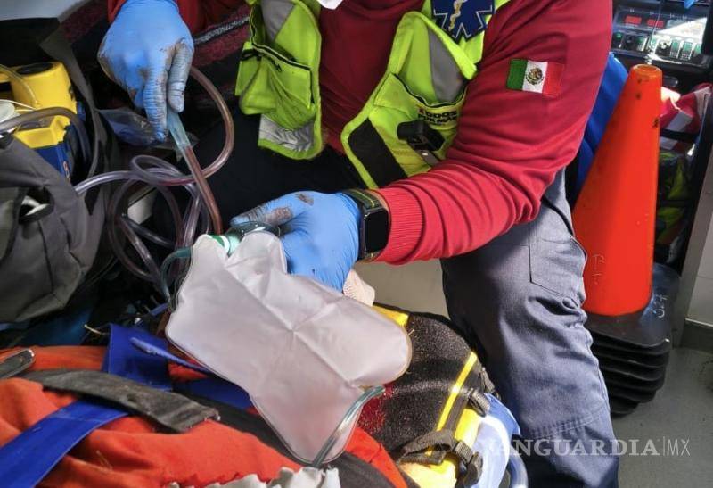 $!El conductor fue trasladado de emergencia al Hospital General, donde su estado de salud fue reportado como grave.