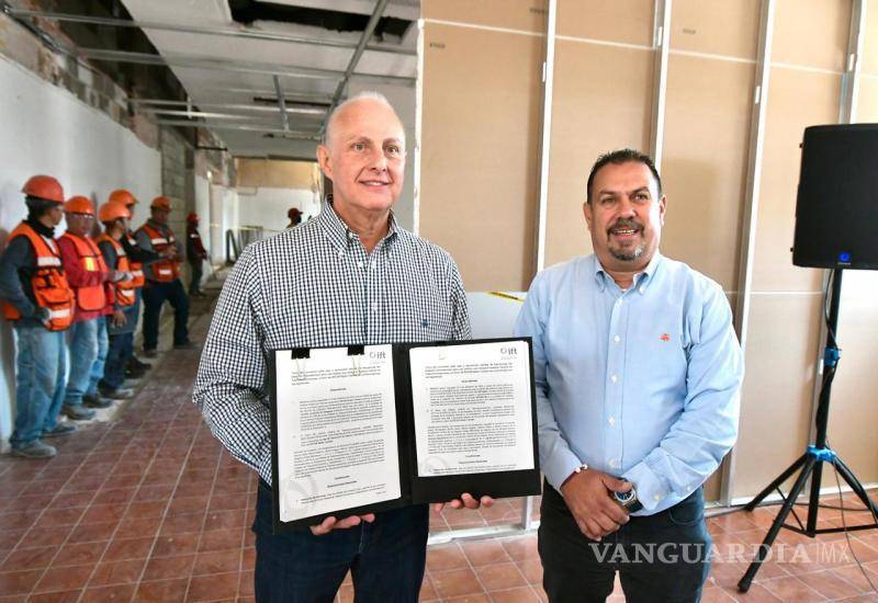 $!Román Alberto Cepeda González recibió oficialmente las concesiones del IFT que consolidan a Torreón como pionero en comunicación municipal televisiva en México.