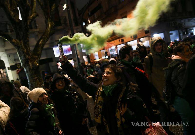 $!Fuertes protestas y enfrentamientos en Argentina tras rechazar el Senado la legalización del aborto