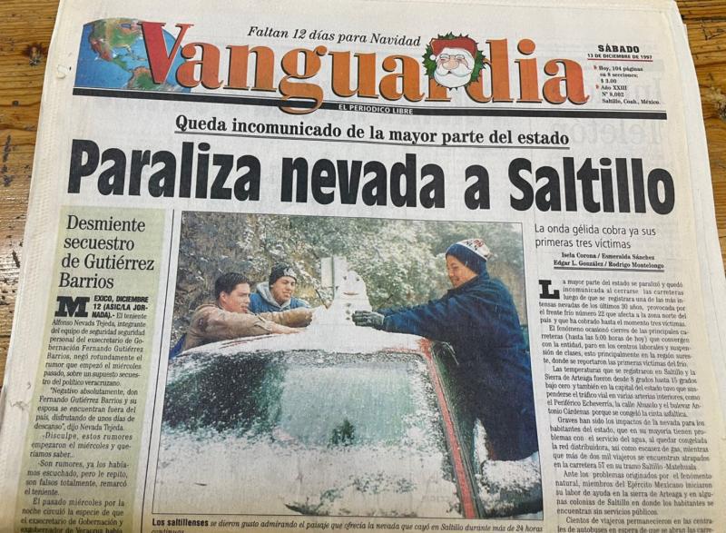 $!Saltillo vivió un invierno inolvidable cuando, a pesar de la nieve acumulada, los ciudadanos formaron muñecos de nieve sobre sus vehículos.