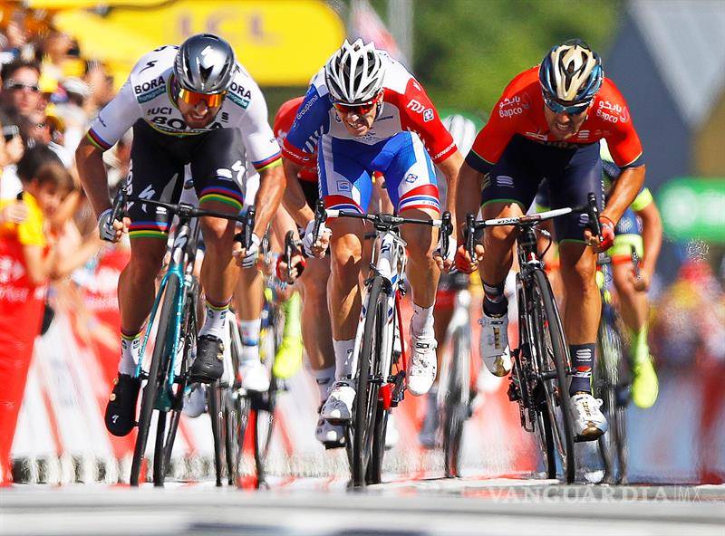 $!Peter Sagan se salva del caos y se viste de amarillo