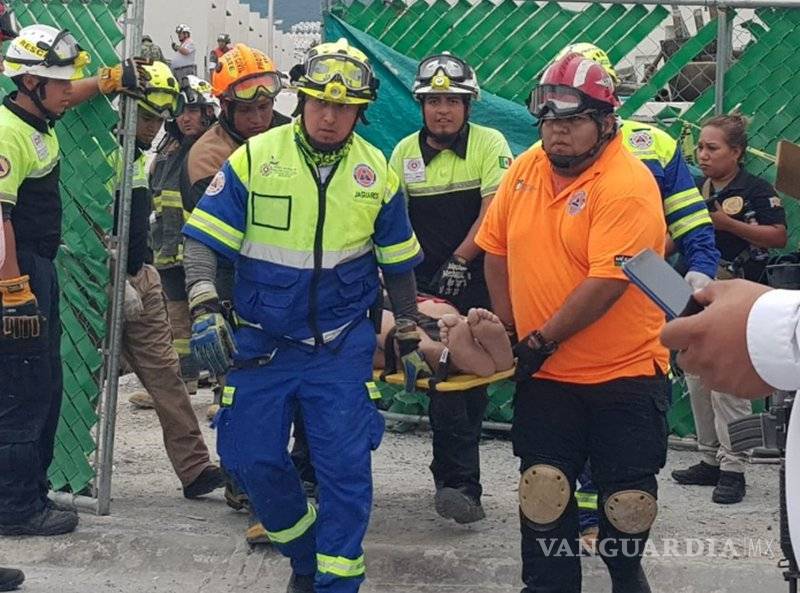 $!Rescatan a octava víctima de la plaza derrumbada en Monterrey