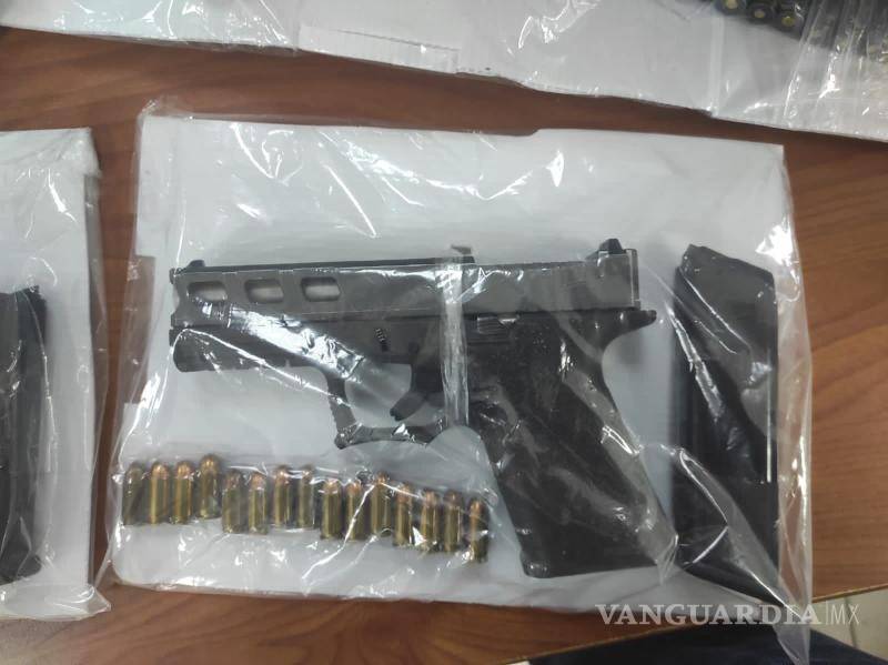$!También se les aseguraron: tres armas de fuego, nueve cargadores para arma de fuego, 210 cartuchos, cinco libertas las cuales cuentan con anotaciones de compra-venta de droga.