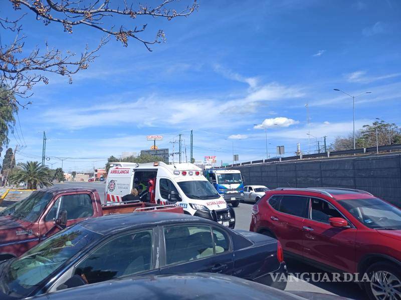 $!Paramédicos de Protección Civil y Bomberos de Ramos Arizpe atendieron el incidente tras el aviso de los testigos, confirmando que no hubo heridos de gravedad.